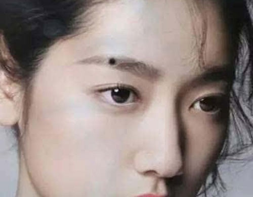 Nếu đó là một nốt ruồi đen và xấu, có nghĩa là một trong những anh chị em hoặc anh em họ của bạn sẽ gặp vận rủi.