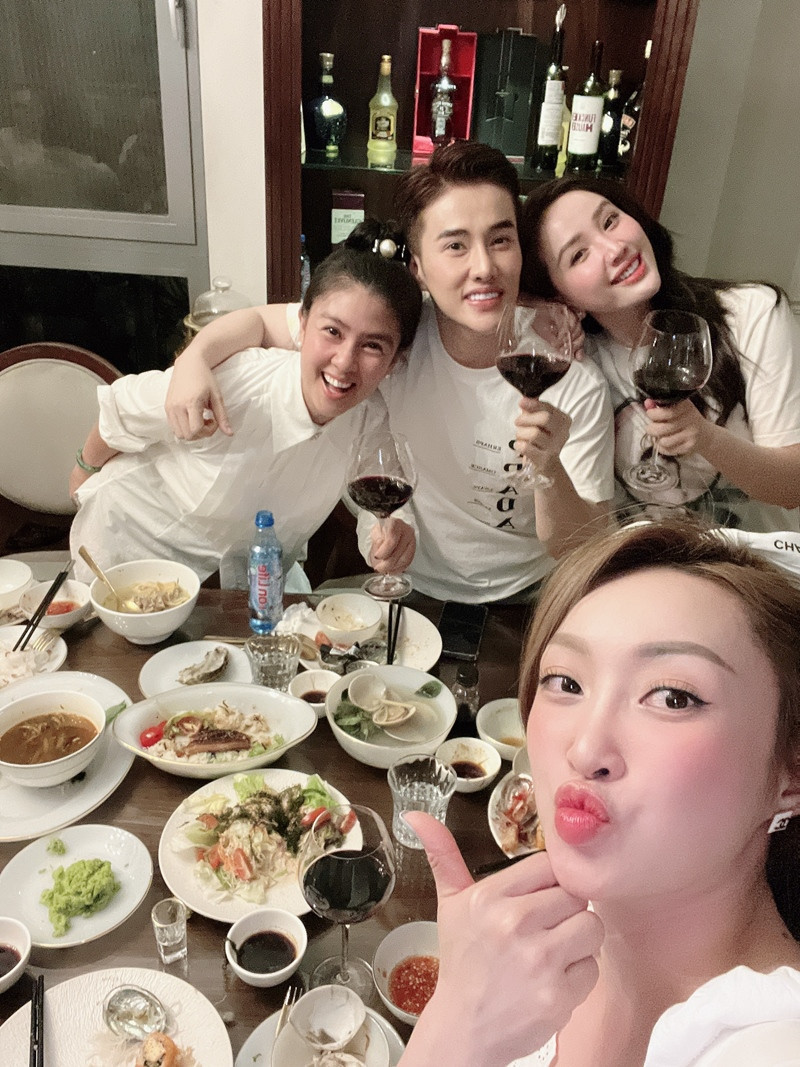 Lý Thùy Chang biết và thân thiết với Bảo Thy khi tư vấn làm đẹp sau sinh cho nữ ca sĩ như cách giảm béo, trị nám… Đều làm mẹ nên cả hai hay trao đổi với nhau nhiều vấn đề từ cuộc sống đến công việ, các bí kíp làm đẹp, cách chăm con khoa học, lan tỏa nguồn năng lượng tích cực.