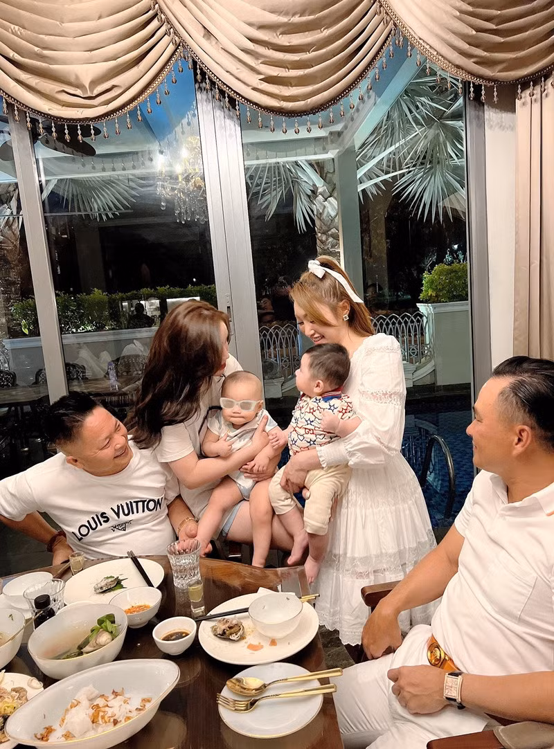 Lý Thùy Chang và Bảo Thy đều đang sống sung túc và hạnh phúc bên những người chồng doanh nhân thành đạt và rất chiều vợ.