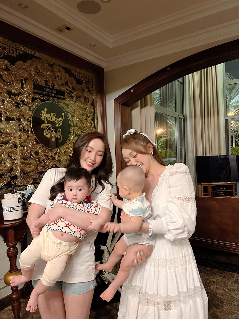 Bảo Thy hiện sống trong căn biệt thự thiết kế theo phong cách châu Âu hiện đại, với tone màu chủ đạo là trắng tại khu Phú Mỹ Hưng, quận 7, TP.HCM.