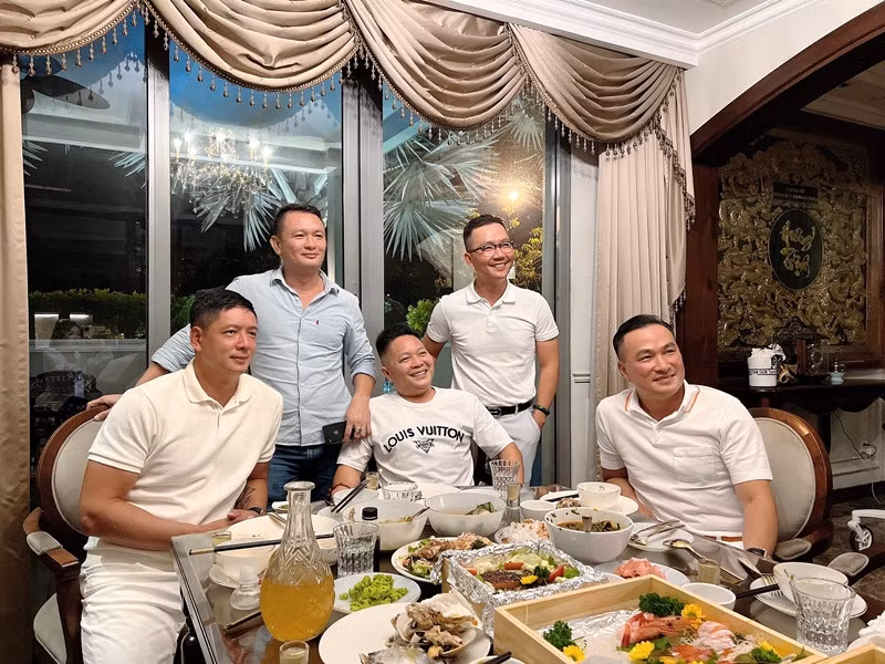 Diễn viên Bình Minh cũng có mặt trong buổi tiệc với nhiều bạn bè thân thiết. Biệt thự nhà Bảo Thy được chạm trổ gỗ rất cầu kỳ, sang trọng và trang trí đồ dùng rất tinh tế.