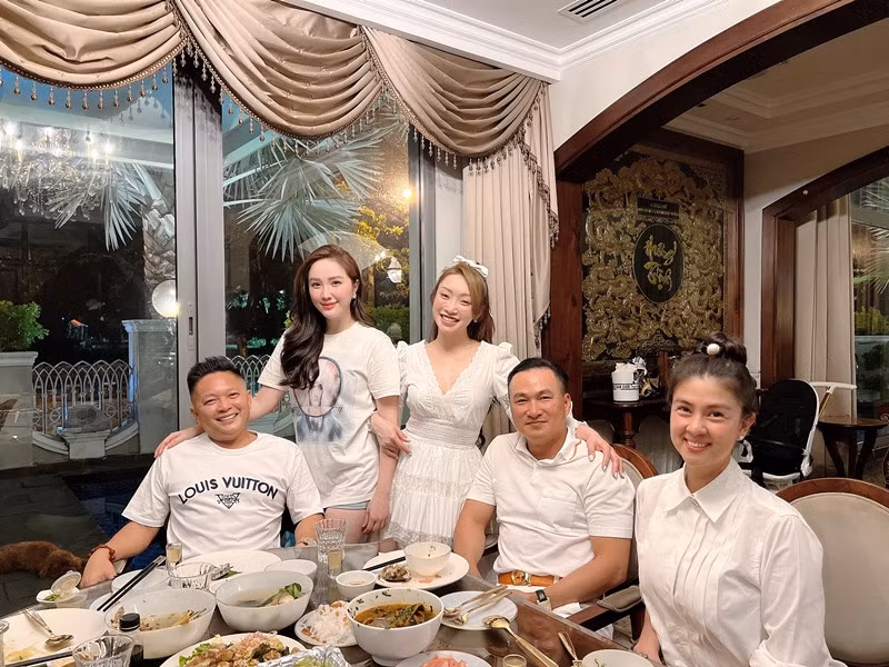 Vợ chồng Chi Bảo, vợ chồng Bảo Thy chụp hình cùng diễn viên Kim Thư - vợ cũ của đạo diễn Phước Sang.