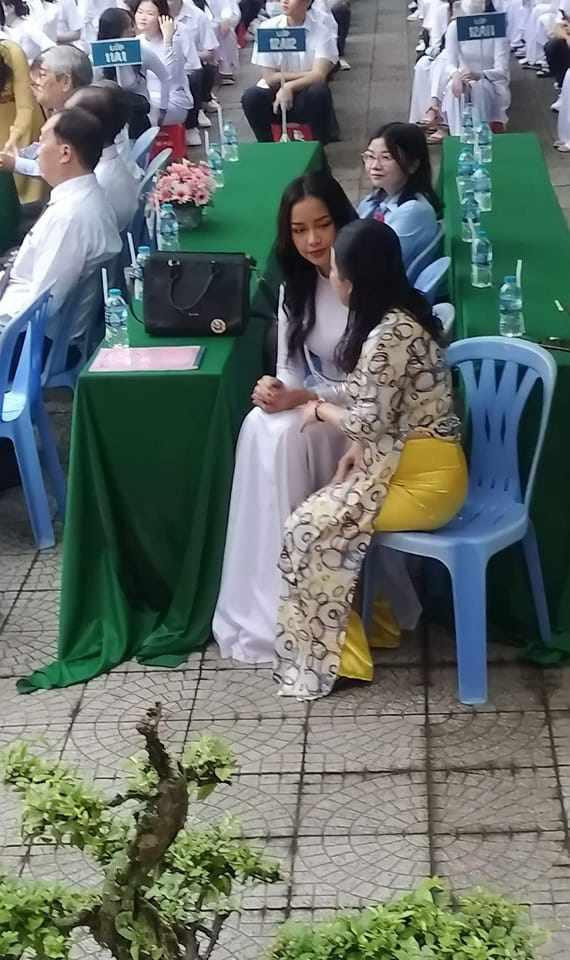 Mới đây, Hoa hậu Hoàn vũ Việt Nam 2022 Ngọc Châu gây chú ý khi lọt ống kính của học sinh khi xuất hiện tại lễ khai giảng của một trường cấp 3. Song khác hẳn với ảnh chỉn chu đăng mạng, Ngọc Châu khiến dân tình "ét o ét" vì bị "dìm" thê thảm. Ngọc Châu diện áo dài trắng tinh khôi khi về thăm trường cấp 3. Hình ảnh "chất lượng thấp" nhưng có thể thấy khi mới bắt đầu sự kiện, Ngọc Châu khá tươm tất với tóc xoăn, thần thái đỉnh.