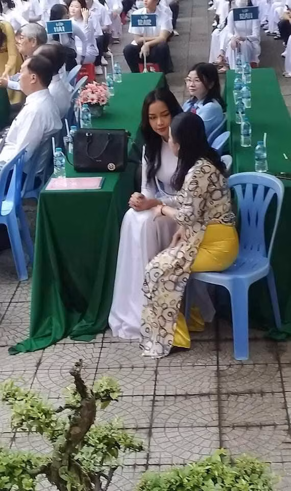 Mới đây, Hoa hậu Hoàn vũ Việt Nam 2022 Ngọc Châu gây chú ý khi lọt ống kính của học sinh khi xuất hiện tại lễ khai giảng của một trường cấp 3. Song khác hẳn với ảnh chỉn chu đăng mạng, Ngọc Châu khiến dân tình "ét o ét" vì bị "dìm" thê thảm. Ngọc Châu diện áo dài trắng tinh khôi khi về thăm trường cấp 3. Hình ảnh "chất lượng thấp" nhưng có thể thấy khi mới bắt đầu sự kiện, Ngọc Châu khá tươm tất với tóc xoăn, thần thái đỉnh.