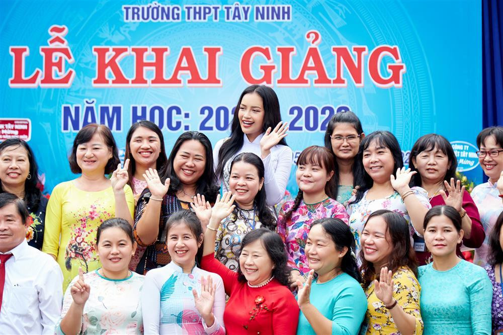 hực tế, lớp make-up của người nổi tiếng sau nhiều tiếng đồng hồ hoạt động dưới tiết trời nắng nóng cũng có hạn chế nhất định. Họ cũng bị đổ dầu, xuống tông trang điểm. Việc Ngọc Châu mất điểm đi nhiều sau khi giao lưu với các bạn học sinh cũng là bình thường