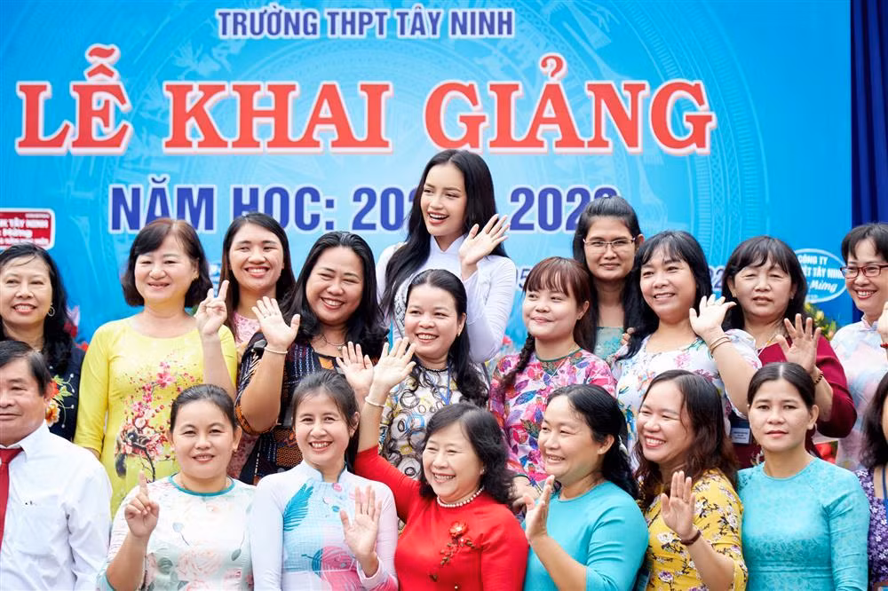 Thực tế, lớp make-up của người nổi tiếng sau nhiều tiếng đồng hồ hoạt động dưới tiết trời nắng nóng cũng có hạn chế nhất định. Họ cũng bị đổ dầu, xuống tông trang điểm. Việc Ngọc Châu mất điểm đi nhiều sau khi giao lưu với các bạn học sinh cũng là bình thường