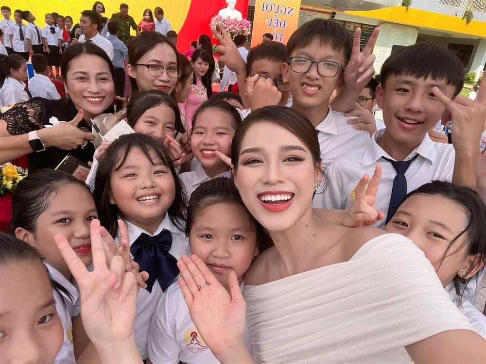 ỗ Thị Hà cũng đã có dịp về quê nhà trong đầu năm học mới và "chạy show" giữa rất nhiều các trường học. Cô nàng nhận lỗi khi đi quá nhiều dự án nên đã không chuẩn bị kịp áo dài mà chỉ mặc được thiết kế màu trắng tinh khôi. Song không vì vậy mà visual của nàng hậu bị "dìm hàng".