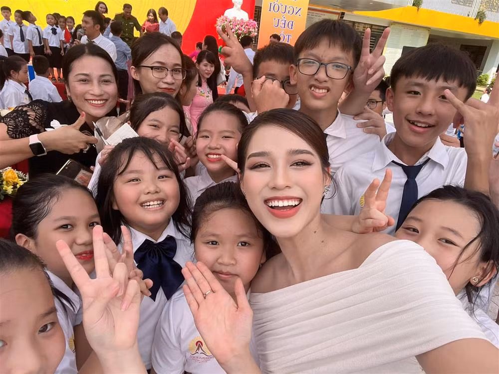 Đỗ Thị Hà cũng đã có dịp về quê nhà trong đầu năm học mới và "chạy show" giữa rất nhiều các trường học. Cô nàng nhận lỗi khi đi quá nhiều dự án nên đã không chuẩn bị kịp áo dài mà chỉ mặc được thiết kế màu trắng tinh khôi. Song không vì vậy mà visual của nàng hậu bị "dìm hàng".