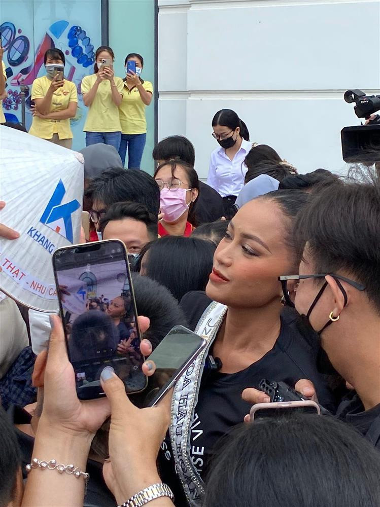 rước đó trong dịp "Home Coming", Ngọc Châu cũng để lộ làn da sần sùi. Lớp make-up không thể nào che đậy những nốt mụn viêm nổi sưng to. Thực tế, rất nhiều nàng hậu sau khi thành công cũng đã quay lại trường mình học năm xưa để truyền cảm hứng cho học sinh. Tại đây, các người đẹp không tránh khỏi việc bị lọt vào ống kính "không chuyên" của fan nhỏ tuổi. 