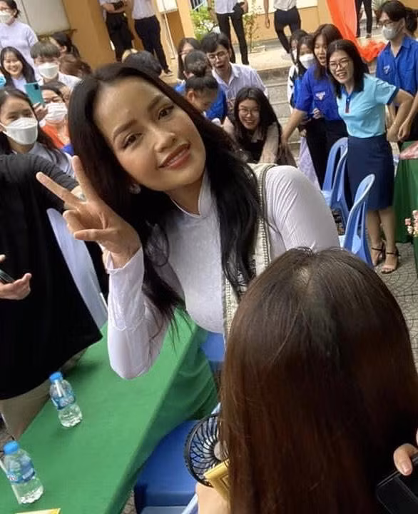 Một bức ảnh cam thường khác được fan ghi lại cho thấy khuyết điểm lớn nhất trên mặt nàng Hậu chính là mụn, lộ rõ nhất khi lớp trang điểm trôi đi ít nhiều.