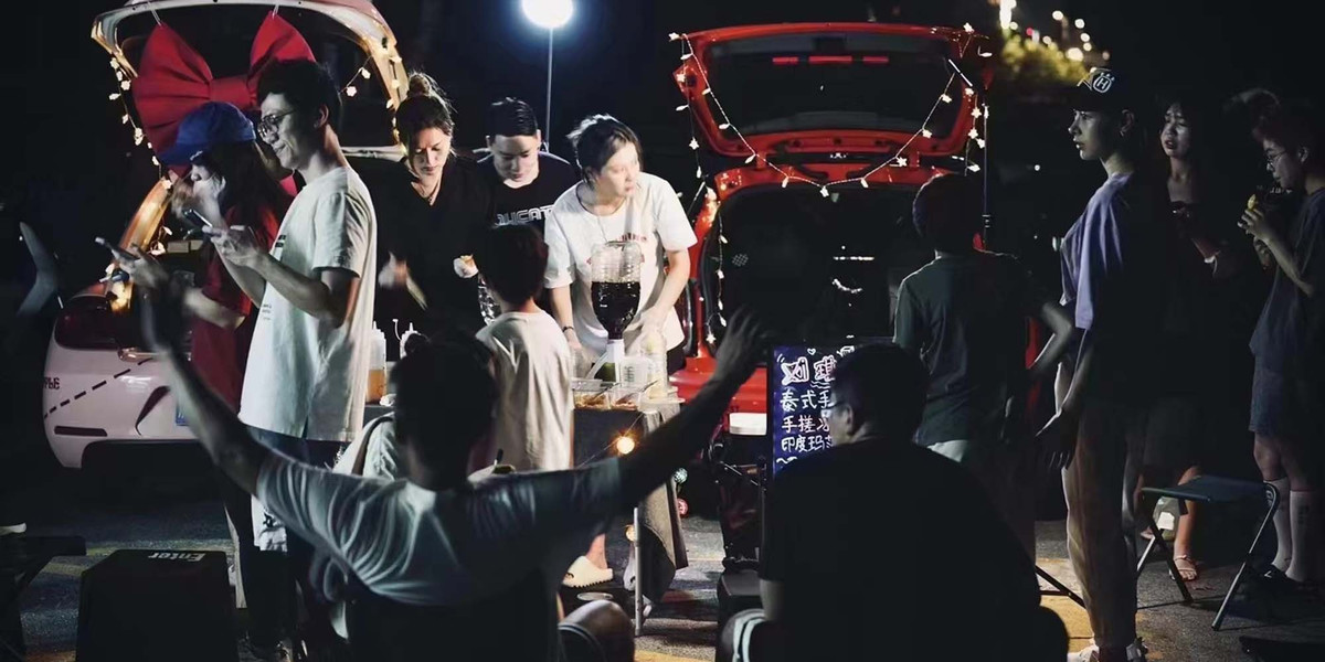 Nguoi tre Trung Quoc bo van phong di ban hang rong-Hinh-2