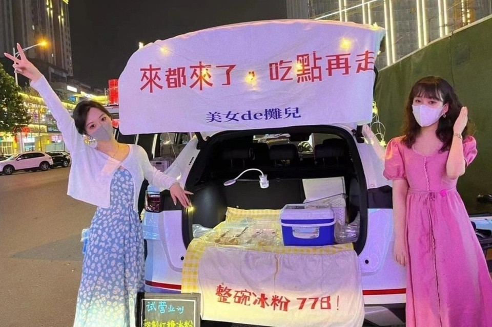 Nguoi tre Trung Quoc bo van phong di ban hang rong