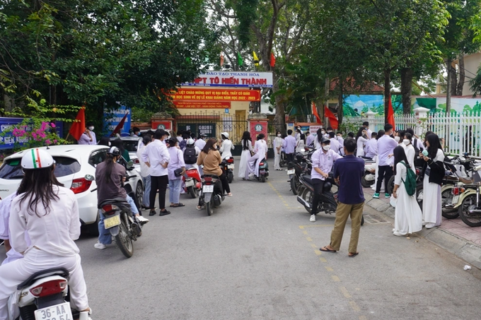 Vu hang chuc hoc sinh khong duoc du khai giang: Hieu truong noi gi?