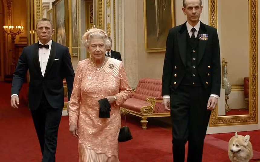 Nữ hoàng Elizabeth II cũng gây chú ý khi có màn nhảy dù từ trực thăng cùng điệp viên James Bond tại lễ khai mạc Olympic London 2012. Cú nhảy dù từ trực thăng cùng với diễn viên Daniel Craig sau đó được thực hiện bởi một người đóng thế.