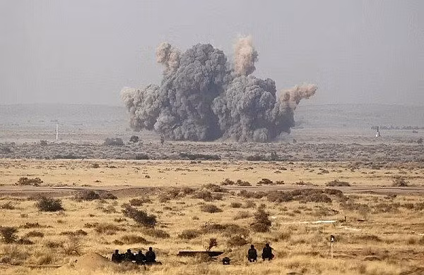 Pokhran Lop Nur: Bãi thử Lop Nur ở tỉnh Tân Cương của Trung Quốc là nơi thử hạt nhân lớn nhất thế giới, rộng tới 100.000 km2. Đây là nơi thử nghiệm vũ khí hạt nhân chính của Trung Quốc cho đến khi nước này ký Hiệp ước Cấm thử hạt nhân toàn diện (CTBT) năm 1996. Quân đội Trung Quốc đã thực hiện 45 vụ thử nghiệm hạt nhân tại thao trường này, cả trong bầu khí quyển và dưới lòng đất.