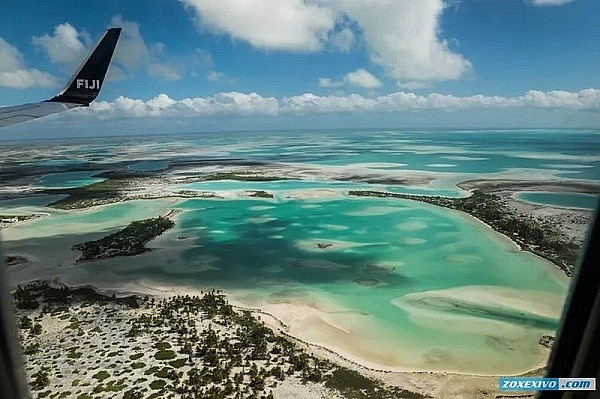 Đảo Giáng Sinh Novaya Zemlya: Quần đảo Novaya Zemlya (hay vùng đất mới) là phần mở rộng về phía bắc của dãy núi Ural, gồm hai hòn đảo tách biệt với eo biển Matochkin Shar ở vành đai Bắc Cực. Cả hai đảo này dài 900km và có diện tích gần 83.000km2. Ngày 17/9/1954 quần đảo được chọn để thử nghiệm hạt nhân. Kể từ đó, 132 vụ nổ hạt nhân đã được thực hiện ở đó, bao gồm cả vụ thử hạt nhân lớn nhất lịch sử nhân loại được Liên Xô thực hiện vào ngày 30/10/1961. Vào ngày hôm ấy, các nhà khoa học Liên Xô tiến hành thử nghiệm Tsar Bomba (Bom Sa hoàng). Bom Sa hoàng được thiết kế có chiều rộng 2m, dài hơn 26m và nặng 27 tấn. Tương đương lượng nổ của vũ khí hạt nhân này lên tới 57 megaton TNT.