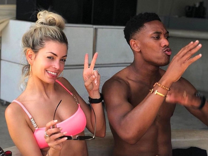 Câu chuyện đời tư nổi nhất về Melanie da Cruz là mối tình với Anthony Martial. Cô người mẫu sinh năm 1991 hẹn hò với cầu thủ của Man Utd (kém cô Melanie 4 tuổi) từ năm 2016.