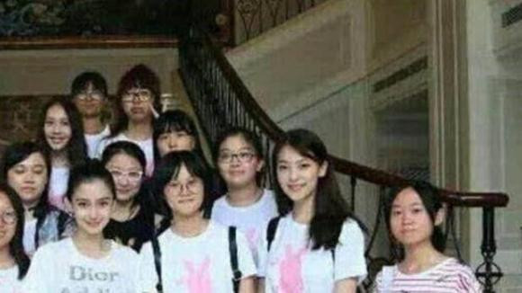 Nhan sac sao nu Trung Quoc khi chup anh cung nguoi qua duong-Hinh-2