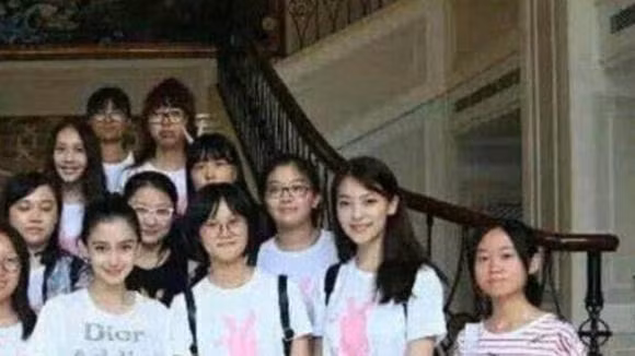 Nhan sac sao nu Trung Quoc khi chup anh cung nguoi qua duong-Hinh-2