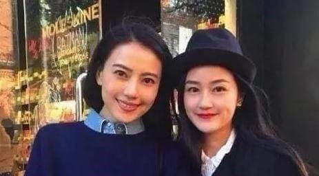 Nhan sac sao nu Trung Quoc khi chup anh cung nguoi qua duong-Hinh-3