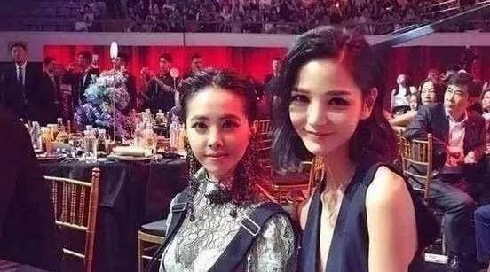 Nhan sac sao nu Trung Quoc khi chup anh cung nguoi qua duong-Hinh-6