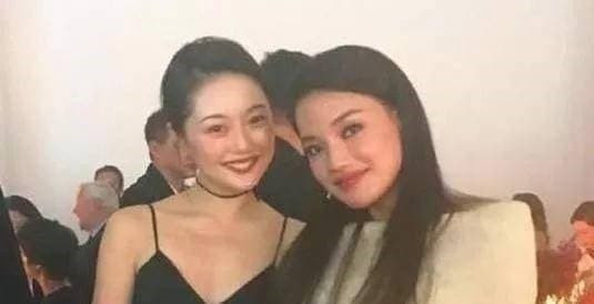 Nhan sac sao nu Trung Quoc khi chup anh cung nguoi qua duong-Hinh-11