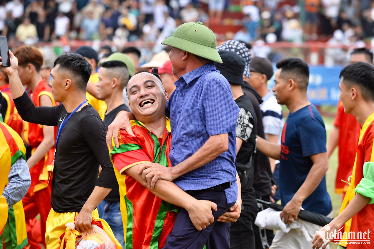 Các thành viên đội trâu tỏ ra vui sướng khi trâu 08 của ông Hoàng Đức Tiến (phường Bàng La) giành chức vô địch. Giải thưởng này là 70 triệu. Ngoài ra BTC còn trao giải nhì 40 triệu đồng cho trâu số 02 của ông Phạm Văn Hiệu (phường Hợp Đức). 2 ông trâu còn lại mang số 05 và 07 đồng giải ba, chủ được nhận số tiền 20 triệu đồng.