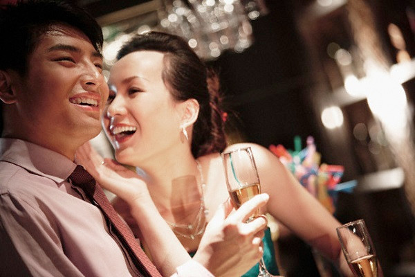 Gai quan bar mang bau den tan nha doi danh phan