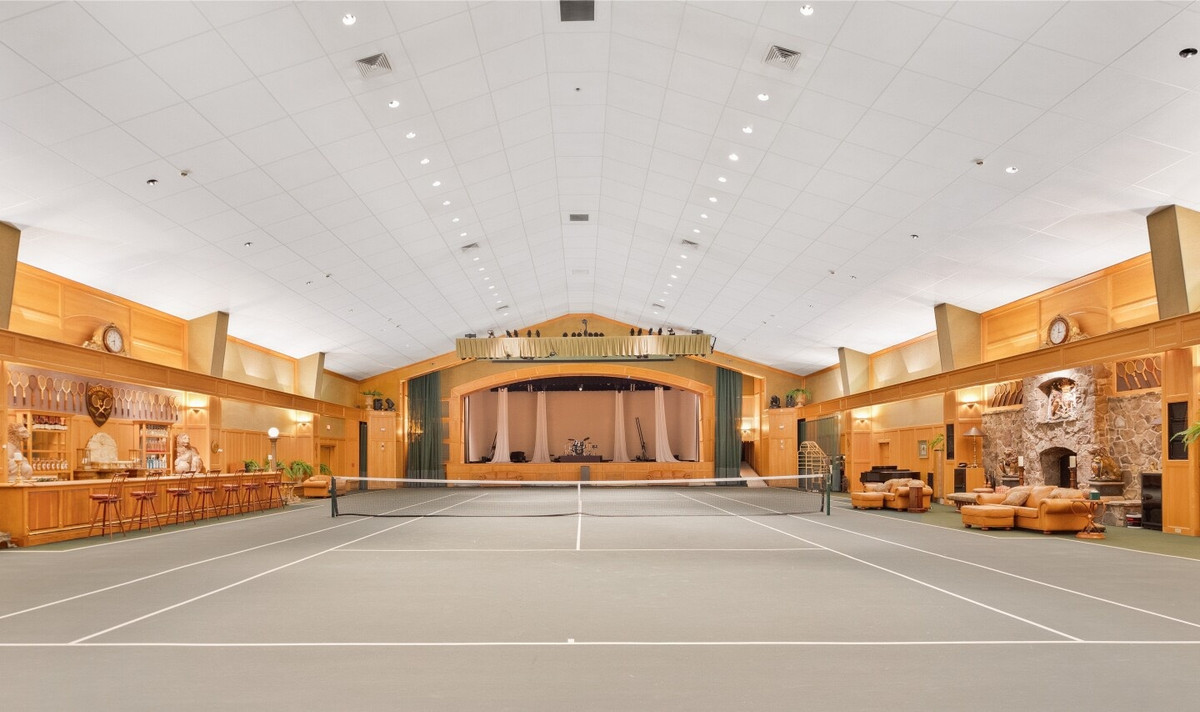 Khu dinh thự có tổng cộng 3 sân tennis.