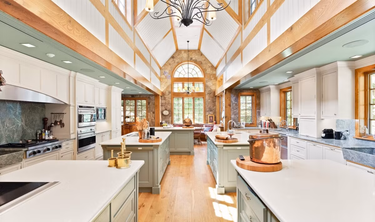 Chủ sở hữu dinh thự dành riêng 5.000 m2 để làm khu spa, gồm phòng xông hơi khô, xông hơi ướt, khu vực thay đồ cũng như phòng mát-xa. Bên cạnh đó là phòng gym với diện tích gần 400 m2 cùng nhà bếp đầy đủ tiện nghi.