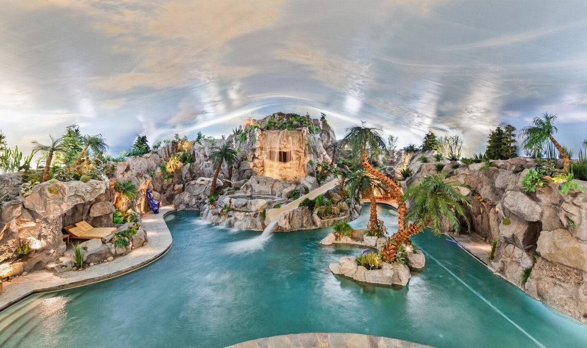 Khu dinh thự cũng có một công viên nước hoàn chỉnh trong nhà với các đường ống trượt, thác nước và cây cọ, đặc biệt là trần nhà được sơn giống như bầu trời, lấy cảm hứng từ Bellagio ở Las Vegas.