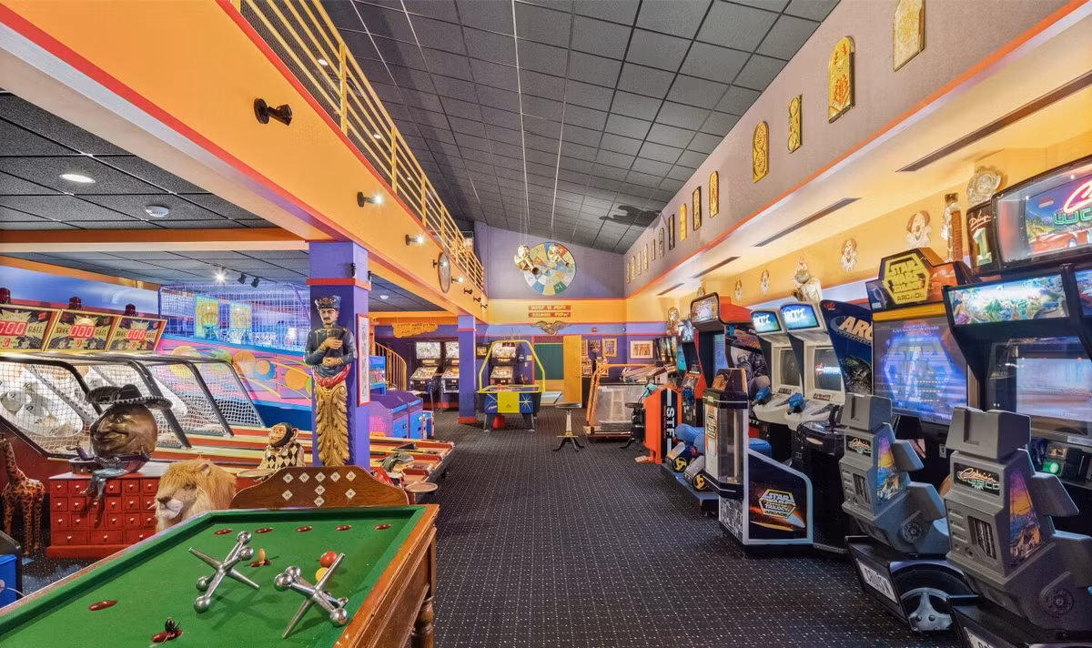 Để phục vụ giải trí, khu dinh thự này còn có phòng game với nhiều trò chơi điện tử, như máy đánh bài, máy bắn bi hay Skee-Ball, sân chơi bowling ba làn và phòng bi-a.