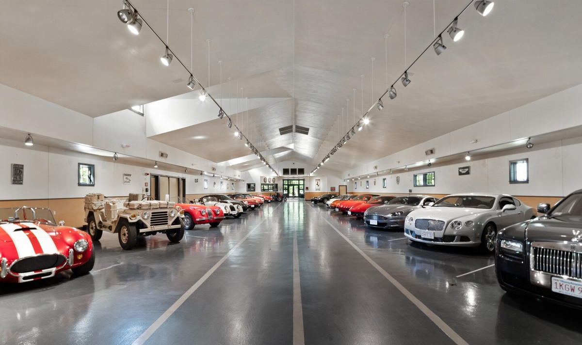 Nơi đây có một nhà để xe cùng với 2 nhà kho có thể đỗ được 60 xe hơi.