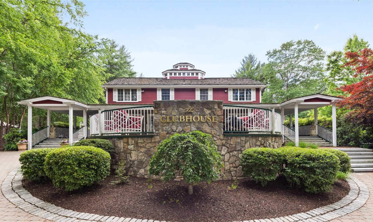 Khu dinh thự còn có nhà nghỉ dành riêng cho khách cùng nhiều tiện ích khác. Dinh thự nằm tại Leverett, một thị trấn ở hạt Franklin, cách Boston khoảng 145 km về phía tây.