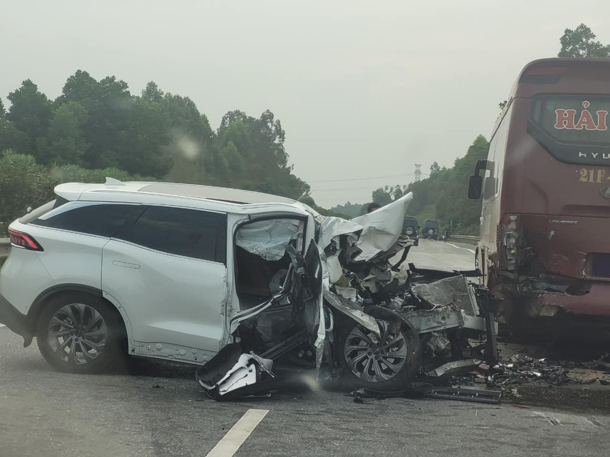 Xe con nat dau sau cu tong xe khach tren cao toc