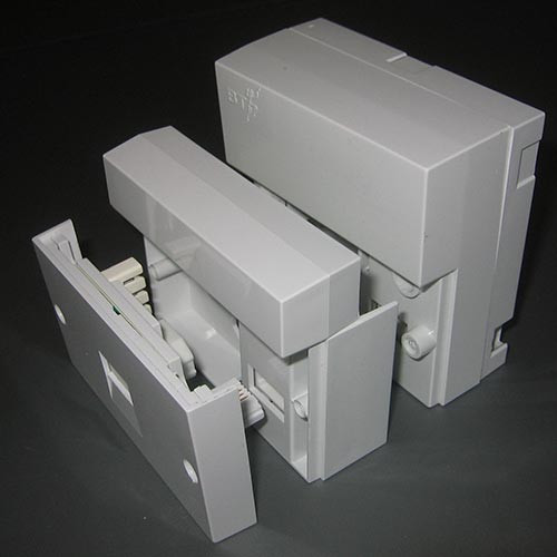 Nếu bạn sử dụng dịch vụ ADSL, hãy dùng một tấm I-Plate hoặc VDSL2 - gồm các bộ lọc tại ổ cắm chủ - có tác dụng tăng tốc đường truyền.