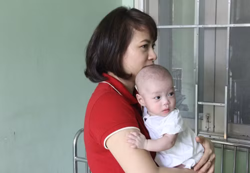 Trong lúc các bác sĩ đang cố dành lại sự sống cho bé Võ Thanh Phương thì mẹ ruột của cháu lại nhẫn tâm bỏ đứa con ruột của mình