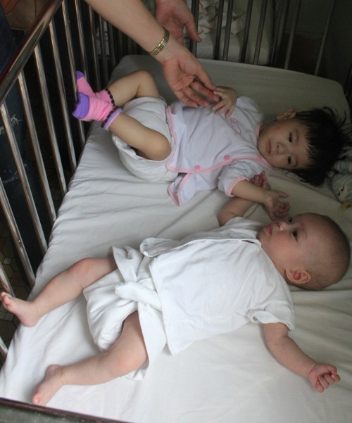 Hiện 2 trong 4 cháu bé đã phải nhập viện để điều trị bệnh. Trong ảnh là 2 cháu Huệ, Phương đang được chăm sóc tài Làng thiếu niên Thủ Đức