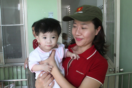 Bé Trần Thị Mỹ Huệ được một tổ chức từ thiện đến thăm và tặng quà