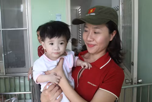 Bé Trần Thị Mỹ Huệ được một tổ chức từ thiện đến thăm và tặng quà