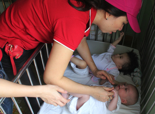 Hai bé Huệ, Phương trong vòng tay yêu thương của người xa lạ