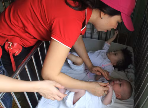 Hai bé Huệ, Phương trong vòng tay yêu thương của người xa lạ