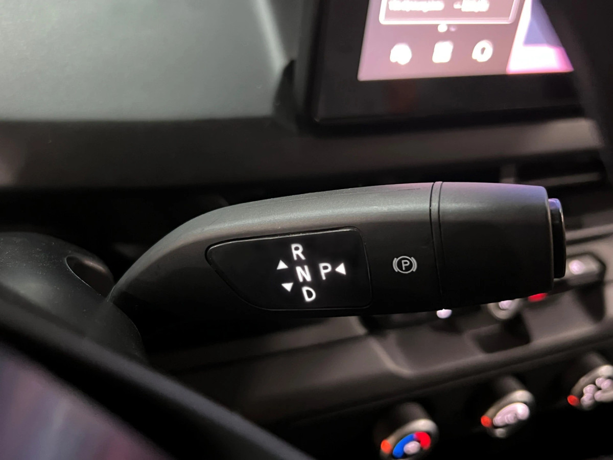 Cần số sau vô lăng thường thấy trên những mẫu xe thuộc thương hiệu Đức hay Mỹ. Theo thông tin từ nhà sản xuất, VinFast VF 3 có giá niêm yết cho đợt 1 dao động 235-315 triệu đồng. Sau ngày 15/5, xe có giá 240-322 triệu đồng tùy phiên bản.