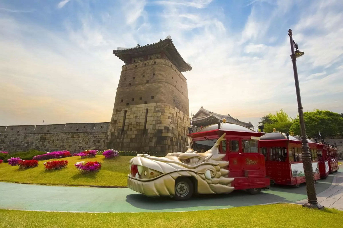 Các tháp canh đều có 3 tầng, đỉnh là đài quan sát với nhiều lỗ châu mai. Ảnh: Funbooky.com.