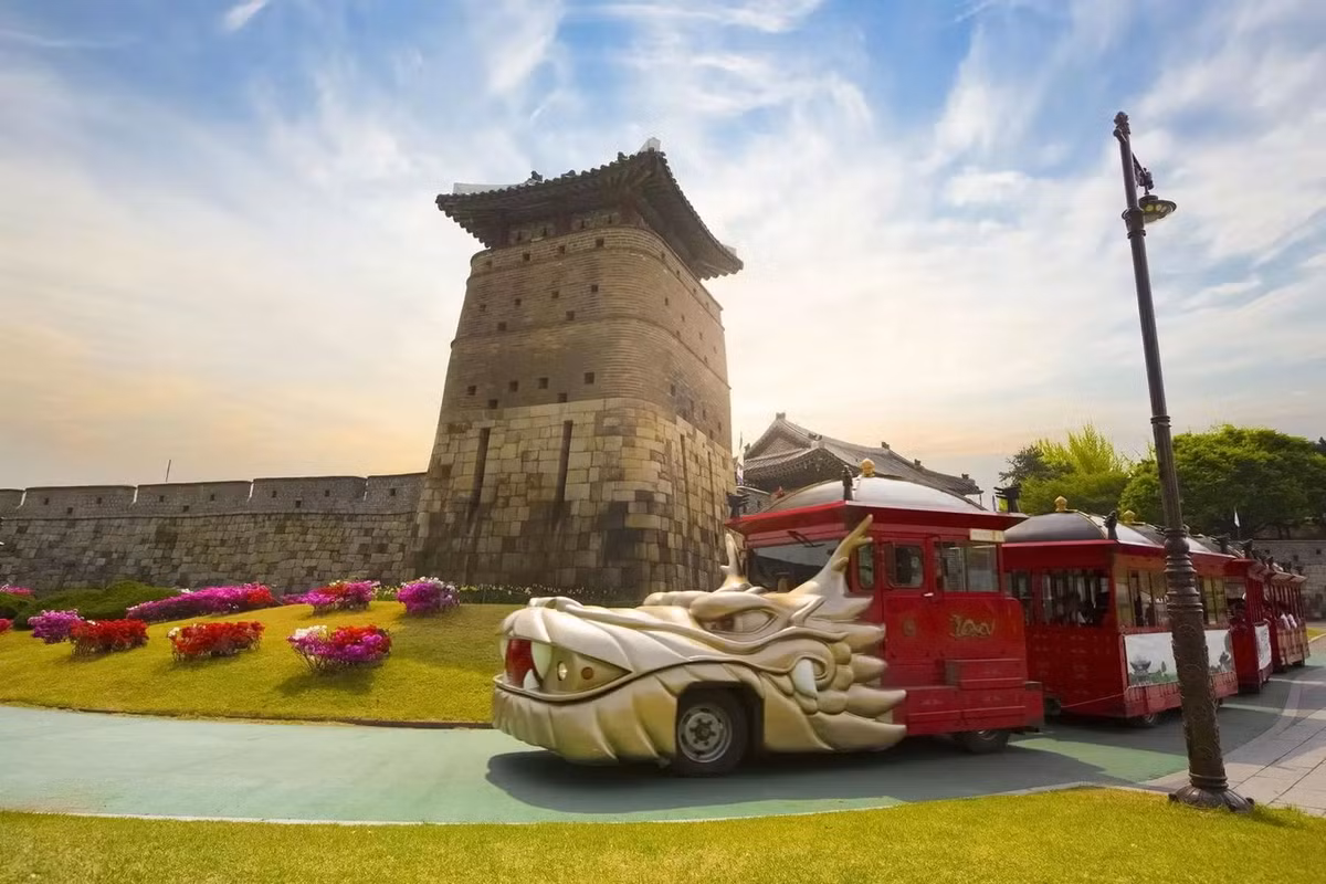 Các tháp canh đều có 3 tầng, đỉnh là đài quan sát với nhiều lỗ châu mai. Ảnh: Funbooky.com.