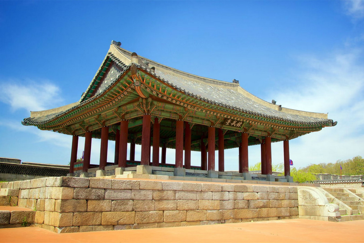 Vào năm 1997, pháo đài Hwaseong đã được UNESCO công nhận là Di sản văn hóa thế giới. Ảnh: Expedia.co.kr.