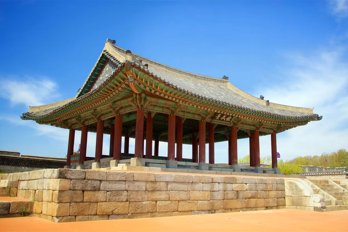 Vào năm 1997, pháo đài Hwaseong đã được UNESCO công nhận là Di sản văn hóa thế giới. Ảnh: Expedia.co.kr.