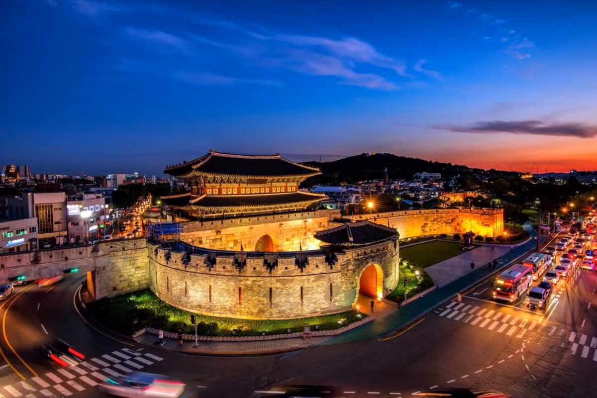 Tọa lạc tại thành phố Suwon, Hàn Quốc, thành Hwaseong là tòa thành cổ lớn và còn nguyên vẹn nhất của vương quốc Triều Tiên cổ còn tồn tại đến nay. Ảnh: Lydia.