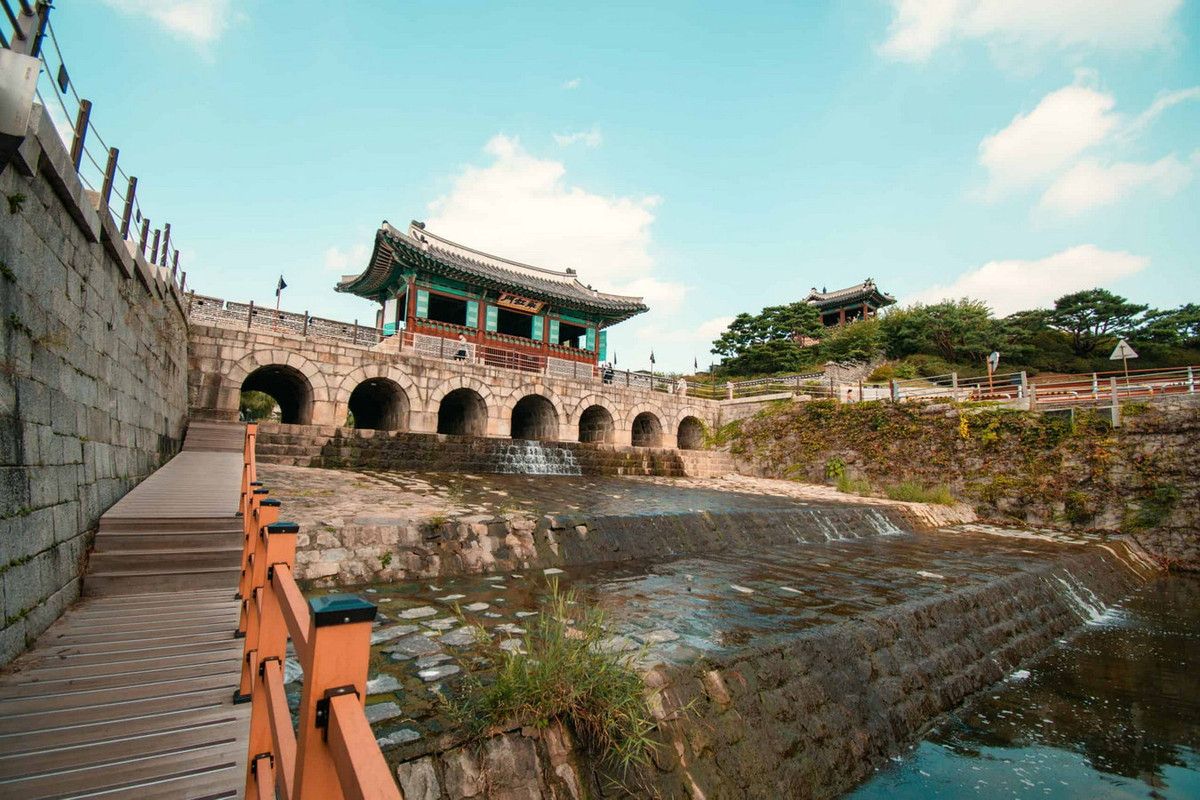 Các công trình này gồm: 4 cổng bảo vệ, 1 cống thủy lợi, 2 tháp canh, 4 trạm gác, 2 trạm chỉ huy, 2 tháp bắn tên, 5 đài bắn súng, 5 vị trí canh gác, 4 đình, 1 tháp báo hiệu, 9 tháp pháo. Ảnh: Linda Goes East.