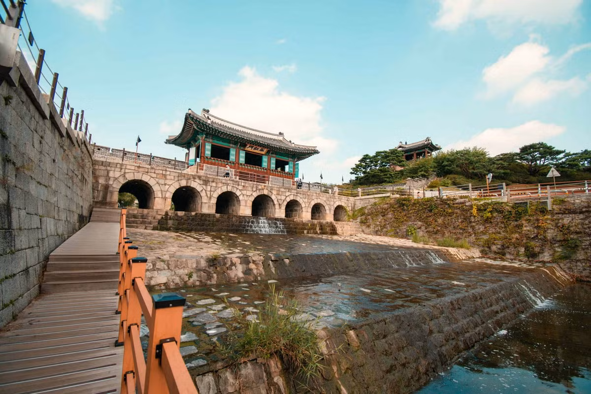 Các công trình này gồm: 4 cổng bảo vệ, 1 cống thủy lợi, 2 tháp canh, 4 trạm gác, 2 trạm chỉ huy, 2 tháp bắn tên, 5 đài bắn súng, 5 vị trí canh gác, 4 đình, 1 tháp báo hiệu, 9 tháp pháo. Ảnh: Linda Goes East.